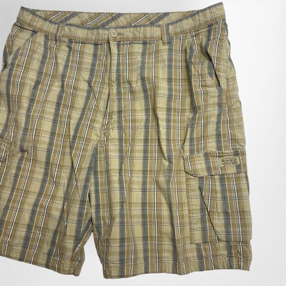 Men's Wrangler Cargo Shorts 9" Tan‎ Plaid Size 42 - Picture 2 of 4